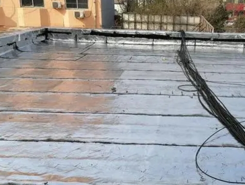 刚察卫生间漏水维修公司分享下刚察屋面楼顶防水刚性防水层施工要点。